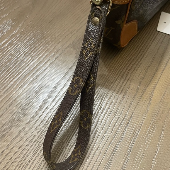 LV Vintage Dragonne GM Clutch. - Picture 11 of 14